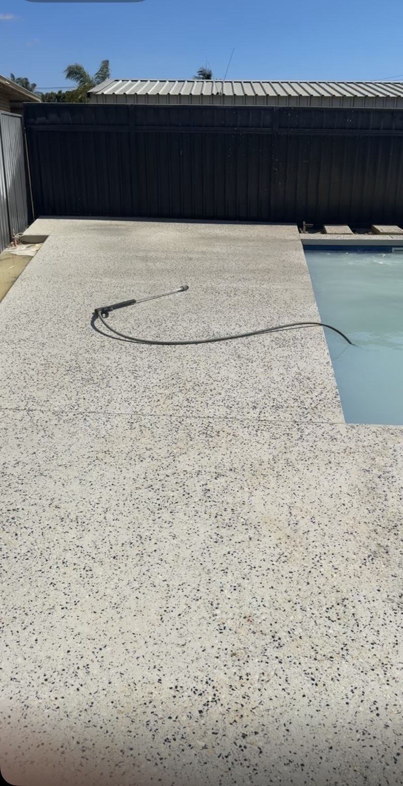 Exposed aggregate pool deck